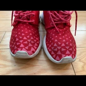 actual photos of red nike roshe run sneakers